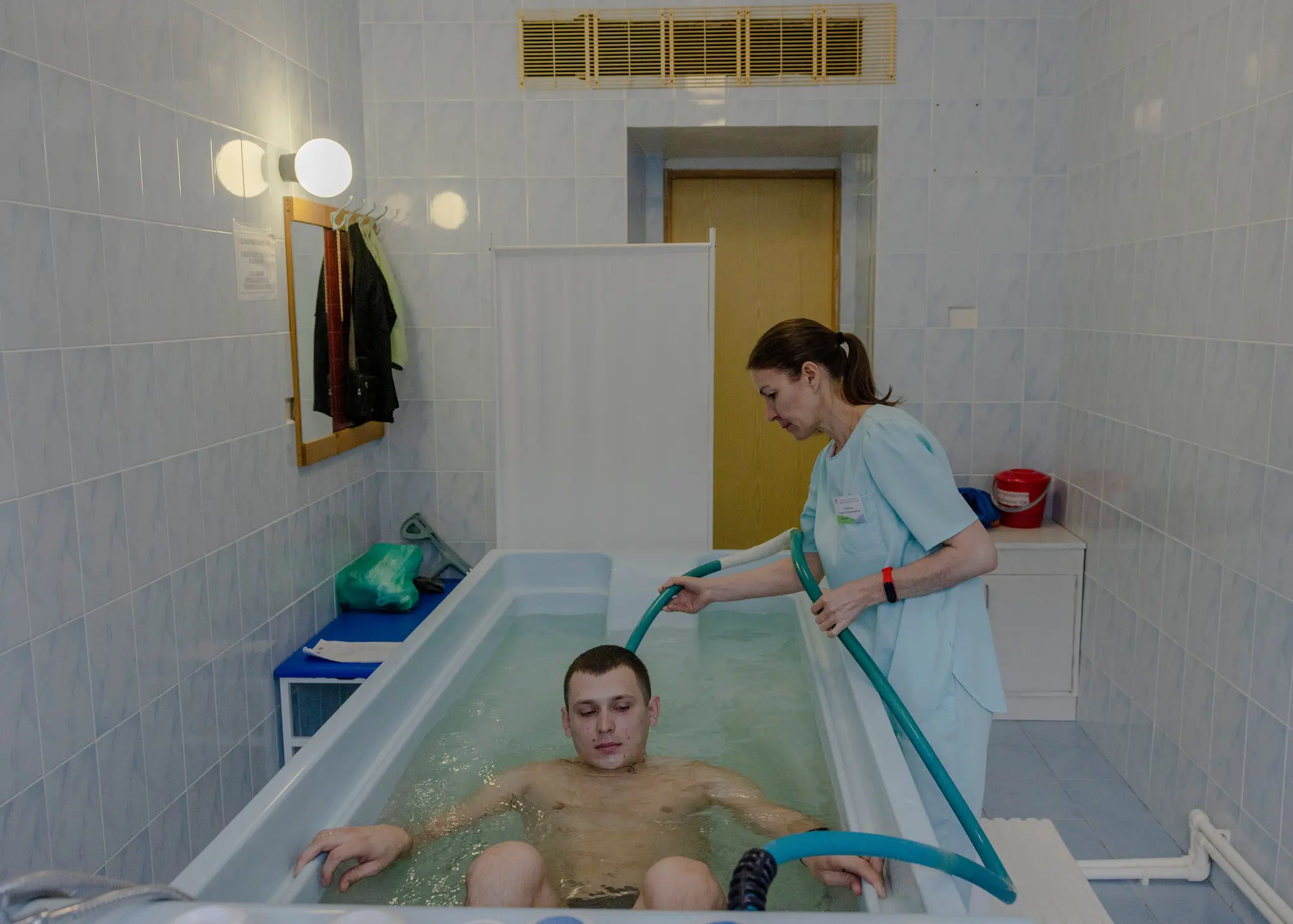 Бійцю Дімі з Курська, якому осколки спини паралізувало ноги, зробили гідромасаж у санаторії «Русь».